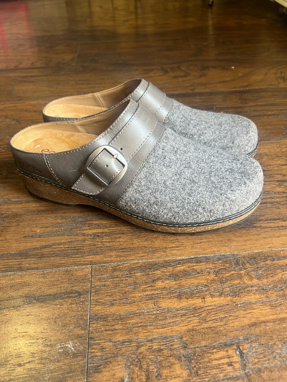 Earth Origins woman’s Kulla slip on clog gray size 10M